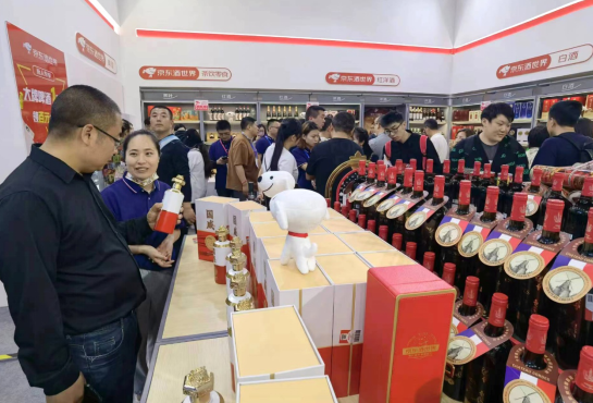 京東酒世界‘春糖001號(hào)店’成都糖酒會(huì)驚艷亮相，一體化新模式引領(lǐng)白酒零售新浪潮